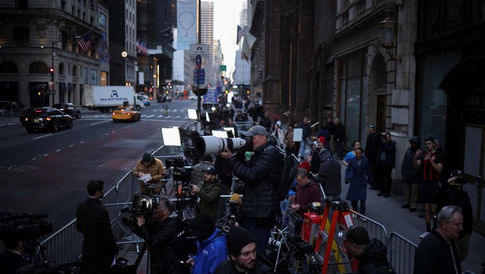 Melihat Kesibukan Media Meliput Sidang Donald Trump Members of the media work outside Trump Tower after former U.S. President Donald Trump's indictment by a Manhattan grand jury following a probe into hush money paid to porn star Stormy Daniels, in New York City, U.S., April 4, 2023. REUTERS/Carlos Barria