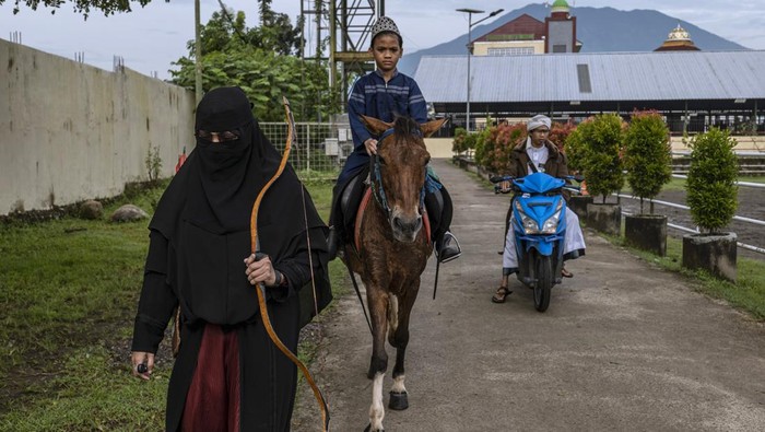 MAGETAN, INDONESIA - APRIL 03: Annur and Nuraini, take part in horseback archery practice at the islamic boarding school Al-Fatah Temboro during the holy month of Ramadan on April 03, 2023 in Magetan, East Java, Indonesia. Al-Fatah Islamic Boarding School was founded in 1950 by KH. Kholid Umar, also known as Kyai Mahmud. Islamic boarding schools in Indonesia have around 22,000 students, including those from neighbouring countries in Southeast Asia, such as Malaysia, Brunei and Thailand. The Al-Fatah boarding school occupies a 50-hectare site in Temboro Village, Karas District, Magetan, East Java. It is the largest center for developing the ideology of the Tablighi Jamaat in Southeast Asia. The main goal of the Al-Fatah Islamic Boarding School is to learn about the Prophet, produce religious experts, spread Islam to all walks of life, improve oneself and uphold the da'wah journey of Allah's Apostle. The school's magnitude of the influence of religion on the lives of residents in Temboro has made this area known as the 'Village of Medina'. Students at the Pesantren, also known as 