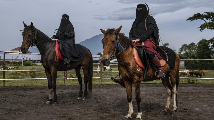 MAGETAN, INDONESIA - APRIL 03: Annur and Nuraini, take part in horseback archery practice at the islamic boarding school Al-Fatah Temboro during the holy month of Ramadan on April 03, 2023 in Magetan, East Java, Indonesia. Al-Fatah Islamic Boarding School was founded in 1950 by KH. Kholid Umar, also known as Kyai Mahmud. Islamic boarding schools in Indonesia have around 22,000 students, including those from neighbouring countries in Southeast Asia, such as Malaysia, Brunei and Thailand. The Al-Fatah boarding school occupies a 50-hectare site in Temboro Village, Karas District, Magetan, East Java. It is the largest center for developing the ideology of the Tablighi Jamaat in Southeast Asia. The main goal of the Al-Fatah Islamic Boarding School is to learn about the Prophet, produce religious experts, spread Islam to all walks of life, improve oneself and uphold the da'wah journey of Allah's Apostle. The school's magnitude of the influence of religion on the lives of residents in Temboro has made this area known as the 'Village of Medina'. Students at the Pesantren, also known as 