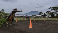 Konsentrasi dan kestabilan tubuh, adalah kunci agar bisa mengendalikan kuda sambil menarik anak panah tanpa terjatuh.  