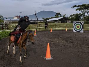 Melihat Santri di Kampung Madinah Jatim Memanah Sambil Berkuda