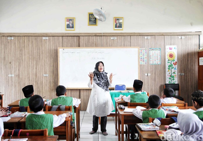 Selama bulan Ramadan, para siswa Madrasah Ibtidaiyah Negeri 20 Marunda, Cilincing, Jakarta, tetap semangat belajar. Mereka juga memperbanyak ibadah.