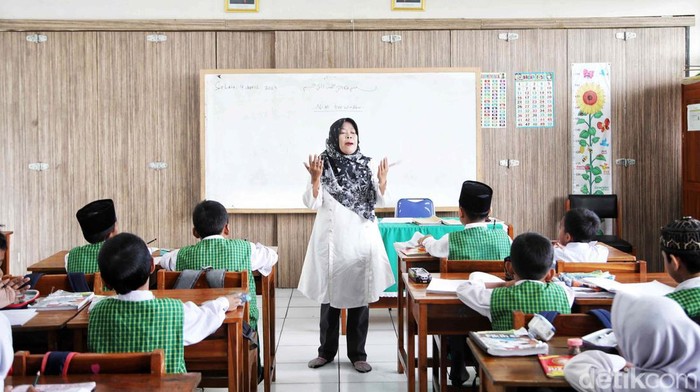 Selama bulan Ramadan, para siswa Madrasah Ibtidaiyah Negeri 20 Marunda, Cilincing, Jakarta, tetap semangat belajar. Mereka juga memperbanyak ibadah.