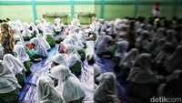 Mereka melaksanakan salat dhuha berjamaah.