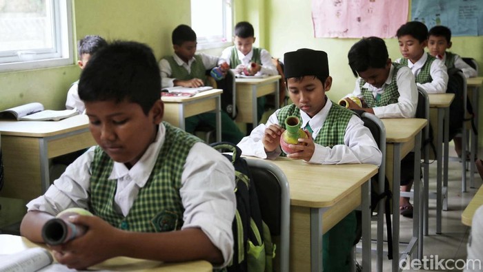 Selama bulan Ramadan, para siswa Madrasah Ibtidaiyah Negeri 20 Marunda, Cilincing, Jakarta, tetap semangat belajar. Mereka juga memperbanyak ibadah.