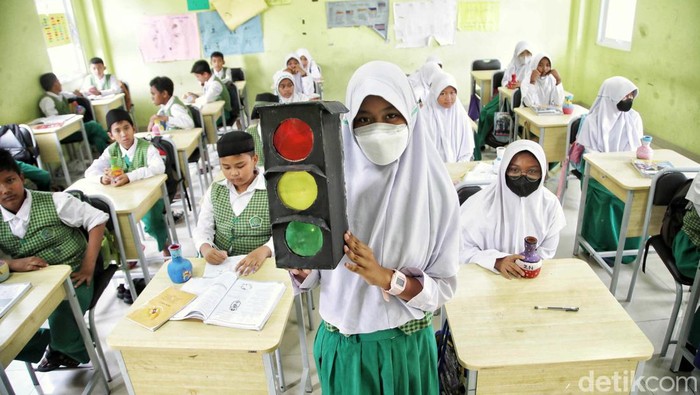 Selama bulan Ramadan, para siswa Madrasah Ibtidaiyah Negeri 20 Marunda, Cilincing, Jakarta, tetap semangat belajar. Mereka juga memperbanyak ibadah.