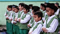 Meski mengantuk, salatnya tetap harus khusyuk ya dik.