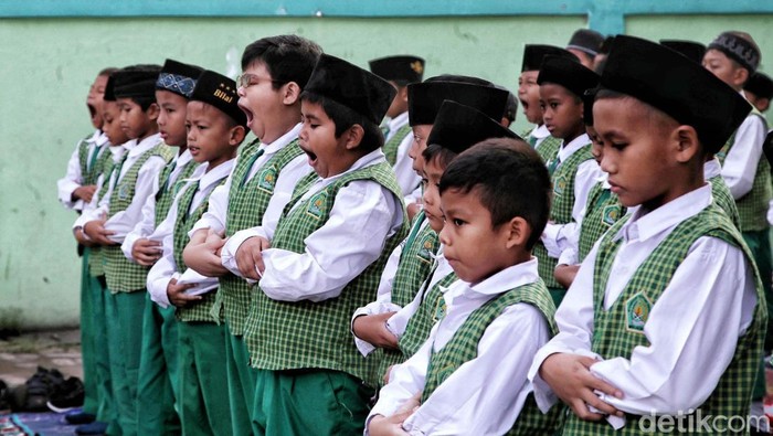 Selama bulan Ramadan, para siswa Madrasah Ibtidaiyah Negeri 20 Marunda, Cilincing, Jakarta, tetap semangat belajar. Mereka juga memperbanyak ibadah.