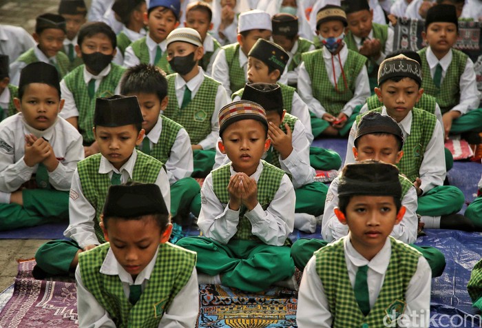 Selama bulan Ramadan, para siswa Madrasah Ibtidaiyah Negeri 20 Marunda, Cilincing, Jakarta, tetap semangat belajar. Mereka juga memperbanyak ibadah.