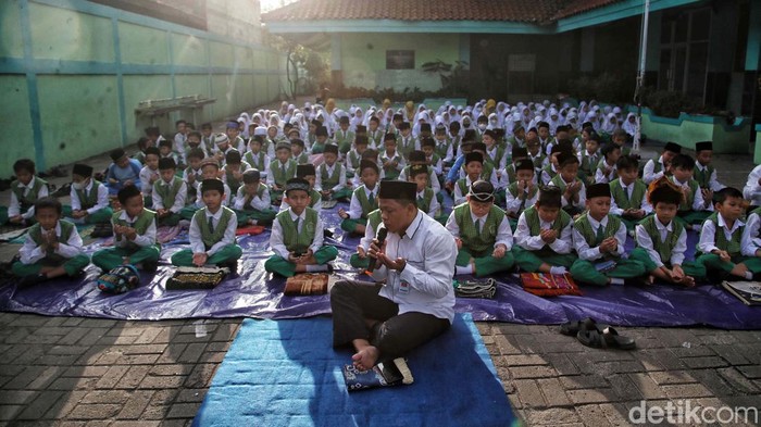 Selama bulan Ramadan, para siswa Madrasah Ibtidaiyah Negeri 20 Marunda, Cilincing, Jakarta, tetap semangat belajar. Mereka juga memperbanyak ibadah.