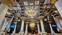 Kompleks masjid seluas 5.000 m2 tersebut mengambil gaya arsitektur Usmaniyah Mamluk.