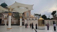 Arsitekturnya yang sangat khas membuat warga antusias berfoto selain untuk amalan ibadah puasa di masjid tersebut.