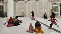 Ketua Takmir Masjid Ar Rahman H. Moch Fuad Saiful Anam menceritakan, keinginan Abah membangun miniatur Masjid Nabawi di Blitar ada sejak tahun 2018. Peletakan batu pertama pembangunan masjid di Jalan Ciliwung ini pada 24 Desember 2018. Dan selesai proses pembangunan pada 25 Desember 2019.