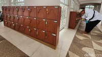 Masjid ini juga menyediakan loker untuk menyimpan barang-barang milik jamaah.