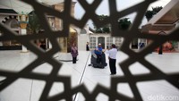 Memasuki halaman masjid ini, kita disuguhi pemandangan indah. Sebanyak 10 tiang penyangga payung berdiri berjajar dengan megah. Bentuk payung ini sama seperti yang tampak di bagian luar Masjid Nabawi. Ornamen tembaga dengan warna emas melilit di bagian atas tiang yang dihiasi lampu indah dengan bentuk serupa di Madinah.