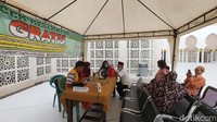 Masjid ini juga menyediakan cek kesehatan gratis untuk para jemaah.