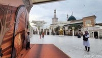 Warga menanti waktu berbuka puasa di Masjid Ar Rahman, Jl Ciliwung, Kota Blitar, Jawa Timur, Selasa (4/4/2023).