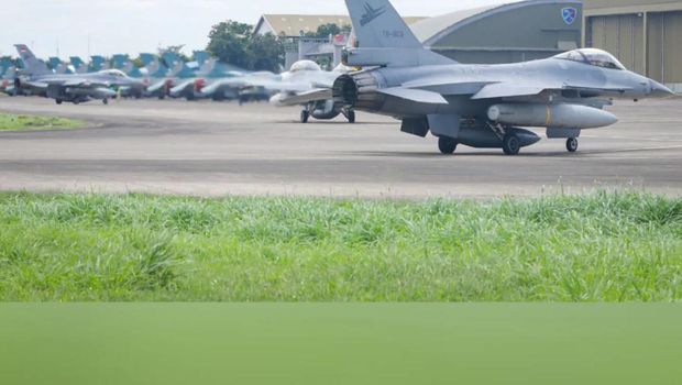 Menjelang peringatan HUT Ke-77 TNI AU, yang dipusatkan di Lanud Halim Perdanakusuma, Jakarta Timur (9/4/2023) mendatang, sembilan pesawat tempur EMB-314 Super Tucano Skadron Udara 21 Lanud Abdulrachman Saleh, Malang dan tiga pesawat tempur F-16 Fighting Falcon Skadron Udara 3 Lanud Iswahjudi, Magetan tiba di Lanud Halim Perdanakusuma, Jakarta Timur, Sabtu (1/4/2023). (Instagram @militer.udara)