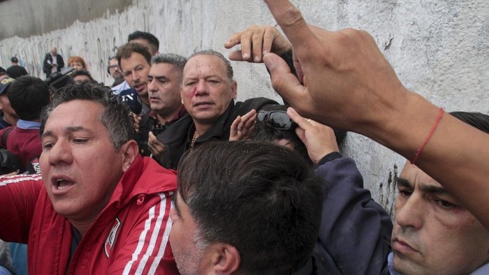 Menteri Keamanan Buenos Aires Babak Belur Dihajar Massa Sopir Bus Sergio Berni, the security minister for the Buenos Aires province, center, is extracted from a protest in Buenos Aires, Monday, April 3, 2023. Berni was attacked during a protest by bus drivers after the murder of a co-worker while on the job. (AP Photo/Andres Pelozo)