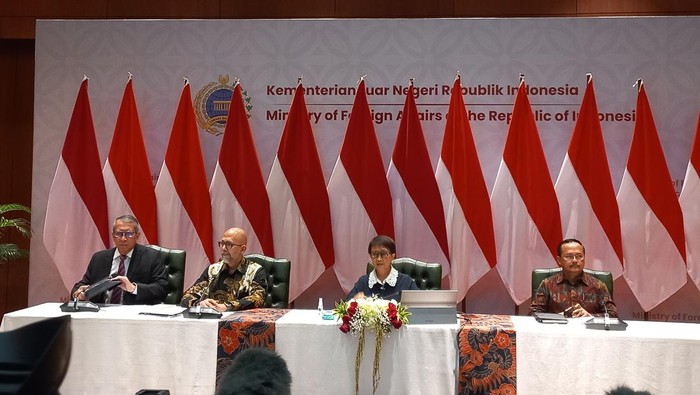 Menteri Luar Negeri RI Retno Marsudi dalam konferensi pers di kantor Kementerian Luar Negeri, Pejambon, Jakarta Pusat, Rabu (5/4/2023).