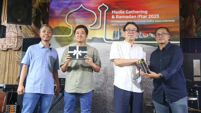 MMKSI Optimis Hadapi Tantangan Pasar Otomotif Indonesia Tahun 2023 (Ki-Ka) Naoya Nakamura, Presiden Direktur PT MMKSI periode September 2018-Maret 2023, Atsushi Kurita Presiden Direktur PT MMKSI, berbincang disela acara pisah sambut di Jakarta, Rabu (5/4/2023).