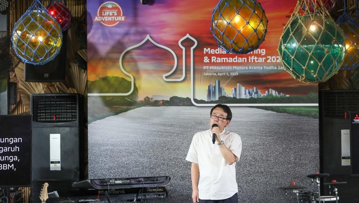 (Ki-Ka) Naoya Nakamura, Presiden Direktur PT MMKSI periode September 2018-Maret 2023, Atsushi Kurita Presiden Direktur PT MMKSI, berbincang disela acara pisah sambut di Jakarta, Rabu (5/4/2023).