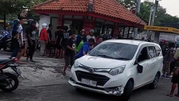 Mobil komplotan pencuri di Gresik dirusak massa Mobil komplotan pencuri di Gresik dirusak massa