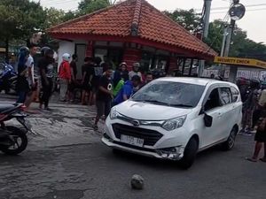 Satu Keluarga Ketahuan Mencuri di Gresik, Dikejar-Tertangkap Mobil Dirusak