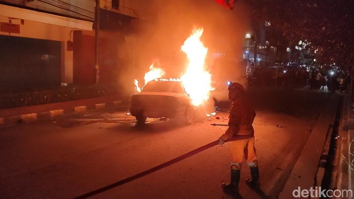 Mobil sedang hangus terbakar akibat selang bensin bocor