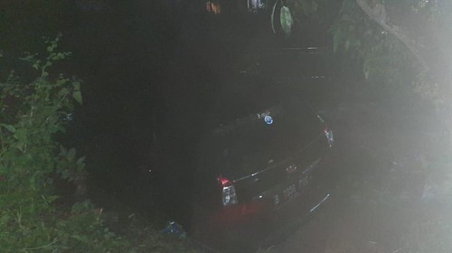 Mobil terseret banjir sejauh 10 meter di Labuan Bajo, Kabupaten Manggarai Barat, NTT, Selasa (4/4/2023) malam.