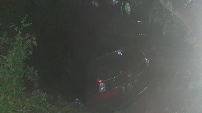 Mobil terseret banjir sejauh 10 meter di Labuan Bajo, Kabupaten Manggarai Barat, NTT, Selasa (4/4/2023) malam.