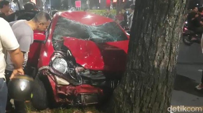 Mobil yang menabrak sejumlah pemotor di Jalan Diponegoro Medan