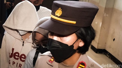 AG (15) tiba di PN Jaksel siang ini. Pacar Mario Dandy Satriyo ini menjalani sidang tuntutan kasus penganiayaan Cristalino David Ozora (17).