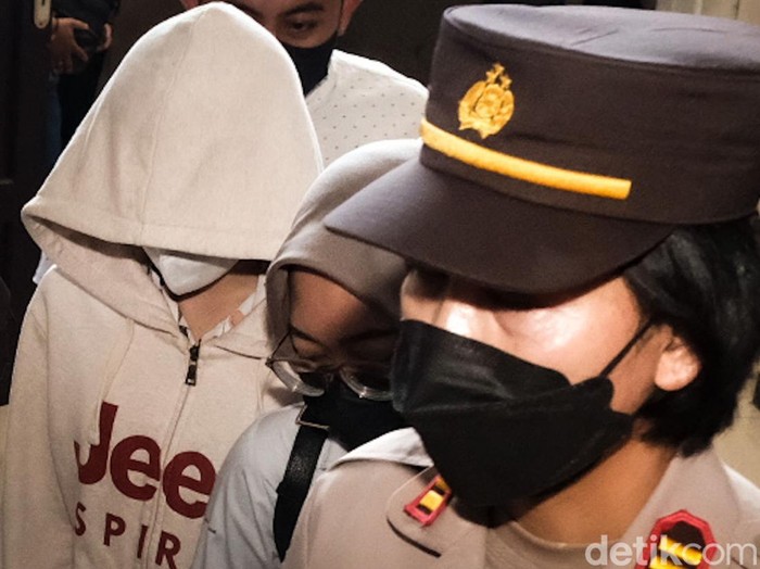 AG (15) tiba di PN Jaksel siang ini. Pacar Mario Dandy Satriyo ini menjalani sidang tuntutan kasus penganiayaan Cristalino David Ozora (17).