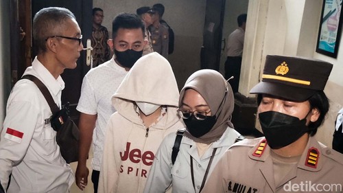 AG (15) tiba di PN Jaksel siang ini. Pacar Mario Dandy Satriyo ini menjalani sidang tuntutan kasus penganiayaan Cristalino David Ozora (17).