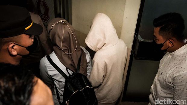 AG (15) tiba di PN Jaksel siang ini. Pacar Mario Dandy Satriyo ini menjalani sidang tuntutan kasus penganiayaan Cristalino David Ozora (17).