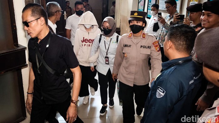 Momen AG Tiba di PN Jaksel Untuk Jalani Sidang Tuntutan AG (15) tiba di PN Jaksel siang ini. Pacar Mario Dandy Satriyo ini menjalani sidang tuntutan kasus penganiayaan Cristalino David Ozora (17).