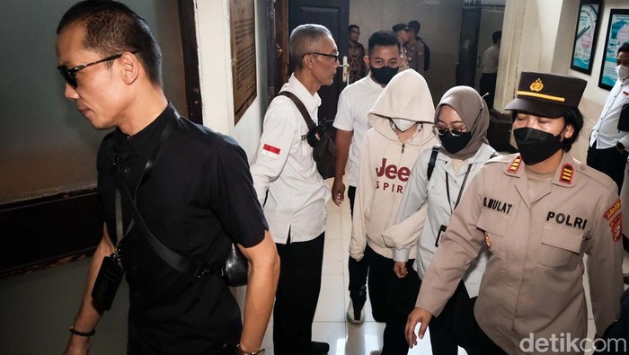 Momen AG Tiba di PN Jaksel Untuk Jalani Sidang Tuntutan AG (15) tiba di PN Jaksel siang ini. Pacar Mario Dandy Satriyo ini menjalani sidang tuntutan kasus penganiayaan Cristalino David Ozora (17).