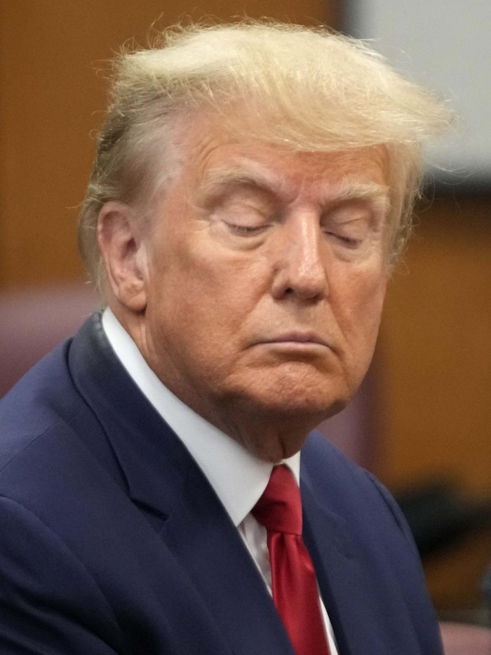Momen Donald Trump Jalani Sidang Mantan Presiden AS Donald Trump jalani sidang di pengadilan Lower Manhattan terkait dakwaan pembayaran uang tutup mulut kepada mantan bintang film porno. Begini susananya.