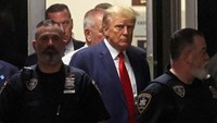Dilansir CNN, Rabu (5/4/2023) menurut dokumen pengadilan, pemimpin redaksi dan CEO National Enquirer mendekati mantan pengacara Trump, Michael Cohen tak lama setelah rekaman Access Hollywood dipublikasikan pada Oktober 2016. Mereka memberi tahu Cohen bahwa bintang film dewasa Stormy Daniels mengklaim telah berselingkuh dengan Donald Trump. REUTERS/Brendan McDermid   