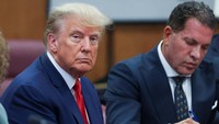 Dalam dokumen disebutkan bahwa Cohen menegosiasikan pembayaran uang suap dengan Daniels. Uang suap ini dilakukan agar Daniels tidak mengungkap informasi yang dapat merusak suasana jelang pemilihan presiden AS di pemilu 2016. Trump diduga menginstruksikan Cohen untuk menunda membayar Daniels selama mungkin. REUTERS/Andrew Kelly/Pool