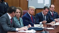 Mantan Presiden AS Donald Trump muncul di pengadilan untuk dakwaan atas dakwaan yang berasal dari dakwaannya oleh dewan juri Manhattan menyusul penyelidikan atas uang tutup mulut yang dibayarkan kepada bintang porno Stormy Daniels, di New York City, AS, 4 April 2023. REUTERS/Andrew Kelly/Pool.