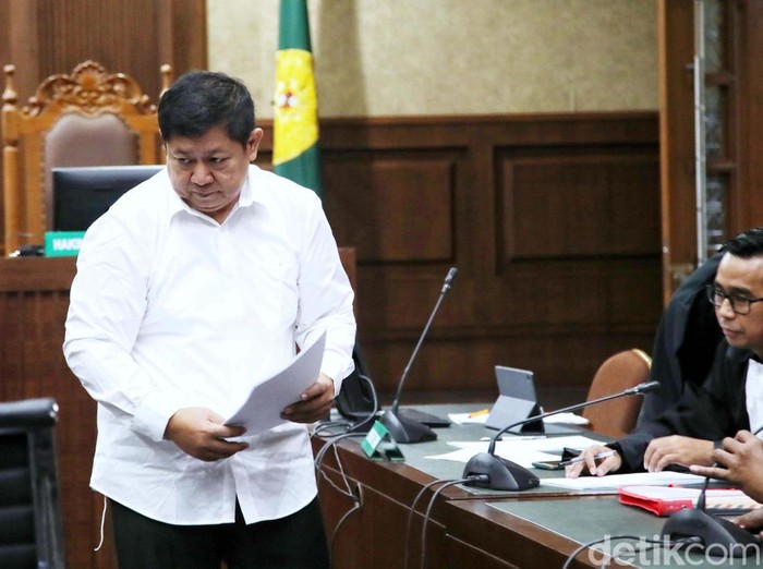 Direktur PT Tabi Anugerah Pharmindo, Rijatono Lakka jalani sidang di Pengadilan Tipikor Jakarta. Ia didakwa menyuap Lukas Enembe Rp 35,4 miliar.