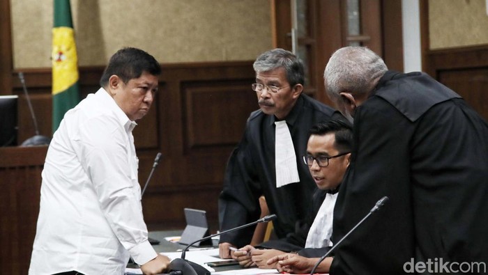 Direktur PT Tabi Anugerah Pharmindo, Rijatono Lakka jalani sidang di Pengadilan Tipikor Jakarta. Ia didakwa menyuap Lukas Enembe Rp 35,4 miliar.