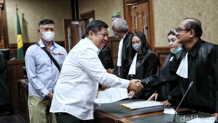 Momen Rijatono Lakka Didakwa Suap Lukas Enembe Direktur PT Tabi Anugerah Pharmindo, Rijatono Lakka jalani sidang di Pengadilan Tipikor Jakarta. Ia didakwa menyuap Lukas Enembe Rp 35,4 miliar.