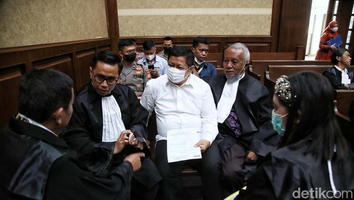 Direktur PT Tabi Anugerah Pharmindo, Rijatono Lakka jalani sidang di Pengadilan Tipikor Jakarta. Ia didakwa menyuap Lukas Enembe Rp 35,4 miliar.