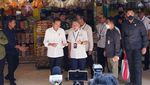 Momen Zulhas Blusukan hingga Satu Mobil dengan Jokowi