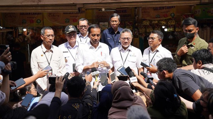 Presiden Jokowi memenuhi janjinya mengajak Mendag Zulhas blusukan ke pasar. Janji yang ditepati ini, bahkan lebih cepat dari perkiraan Zulhas.