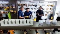 Direktur Mr Safety Group Hendrik Sutjiatmadja, Chief Marketing Officer Ronald Ruff, dan Assisten Direktur Mr Safety Group Ario Setra Setiadi memberikan penjelasan terkait produknya di kawasan Kelapa Gading, Jakarta Utara, Rabu (5/4/2023).