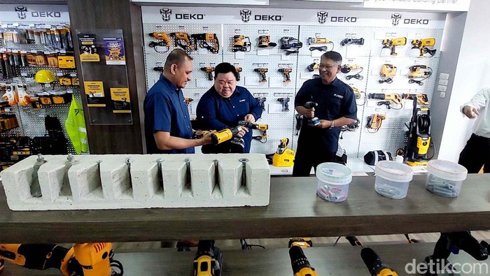 Hendrik Sutjiatmadja  Direktur Mr. Safety Group,  didampingi Ronald Ruff selaku Chief Marketing Officer dan Ario Setra Setiadi Assisten Direktur Mr. Safety Group saat 
Press Conference peluncuran Produk Deko dan Toko Jago Material di kawasan Kelapa Gading, Jakarta Utara, Rabu (5/4/2023).